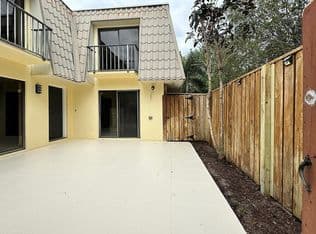 3+1 Condo — 1700 Embassy Drive Apt 402, West Palm Beach, 33401