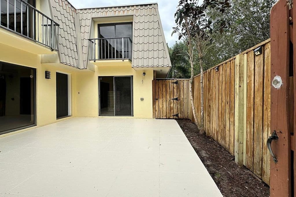 3+1 Condo — 1700 Embassy Drive Apt 402