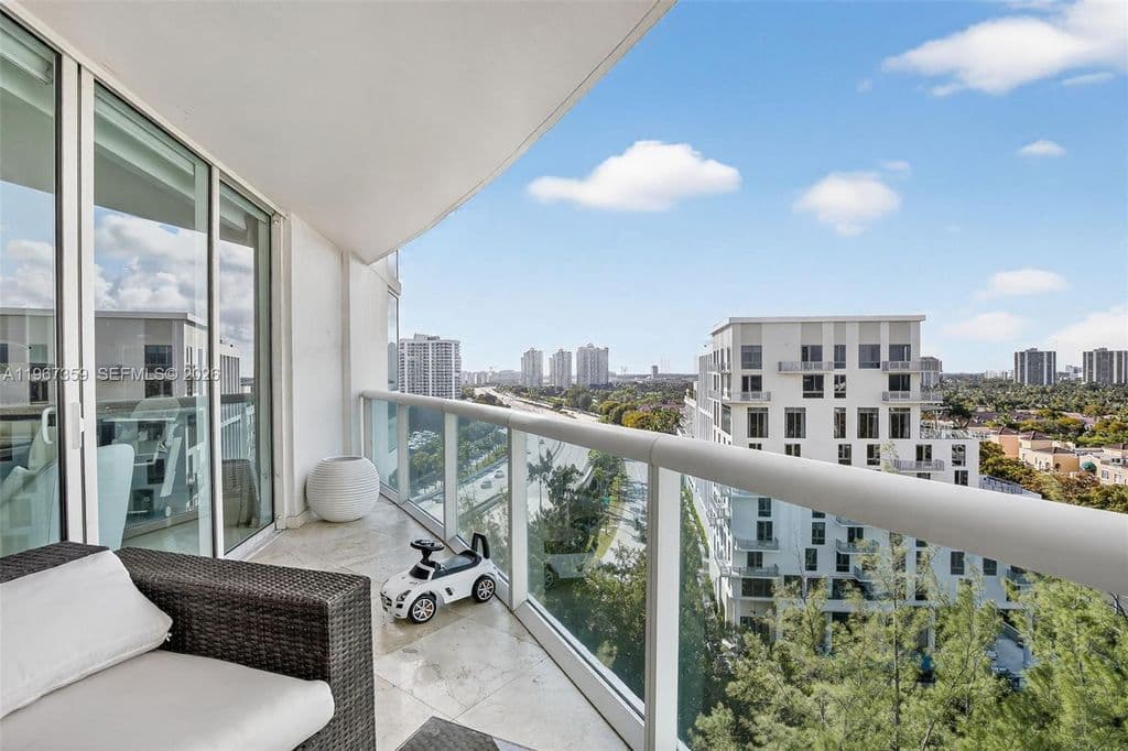 3+1 Condo — 19400 Turnberry Way APT 1012