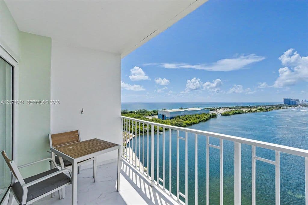 2+1 Condo — 500 Bayview Dr APT 1924