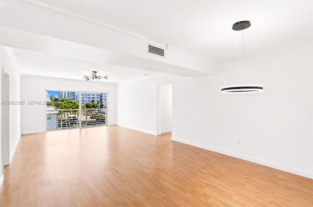 3+1 Condo — 1880 S Treasure Dr APT 3D