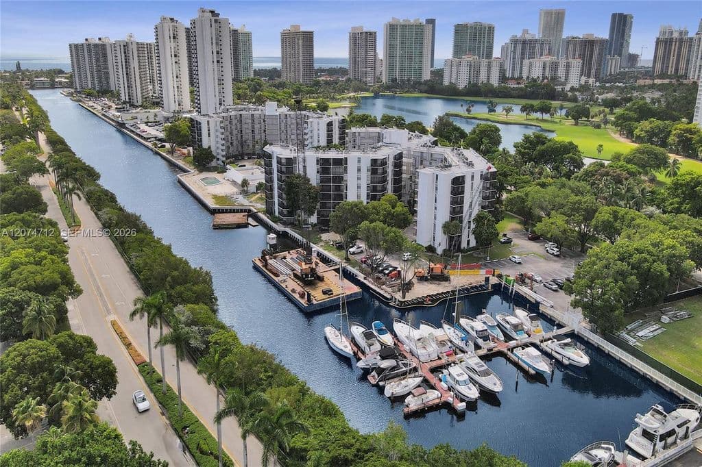 1+1 Condo — 3401 N Country Club Dr #Ei403