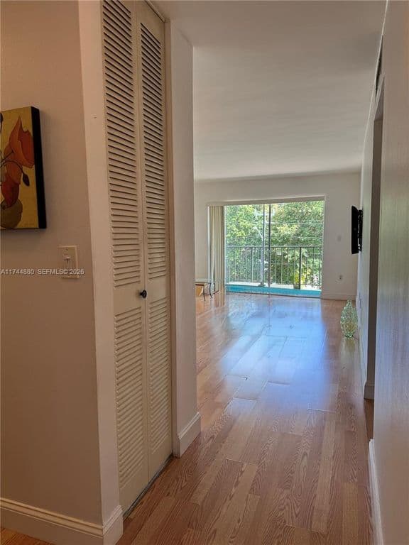 1+1 Condo — 1225 NE 124th St APT 33A