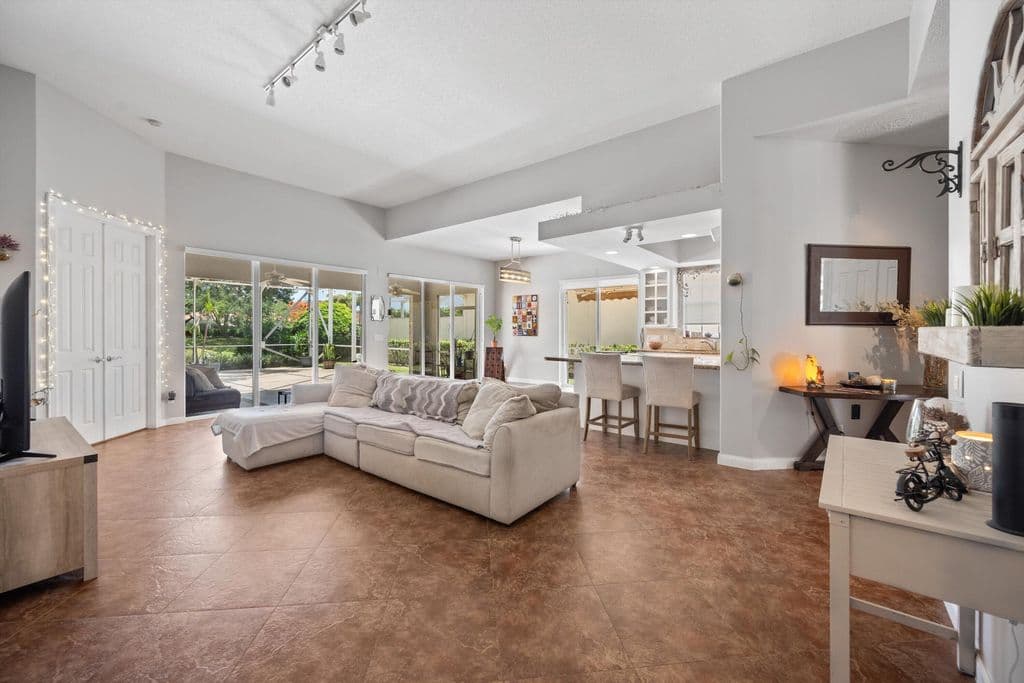 4-bedroom Single-Family Home — 2862 Irma Lake Drive