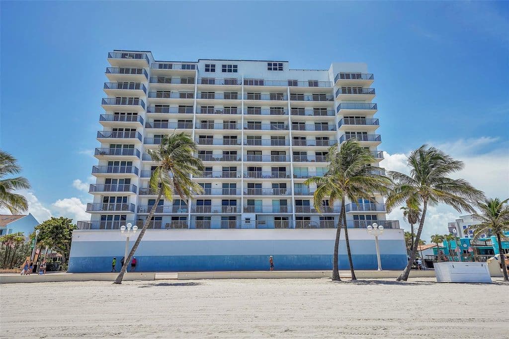 1+1 Condo — 400 N Surf Road #703
