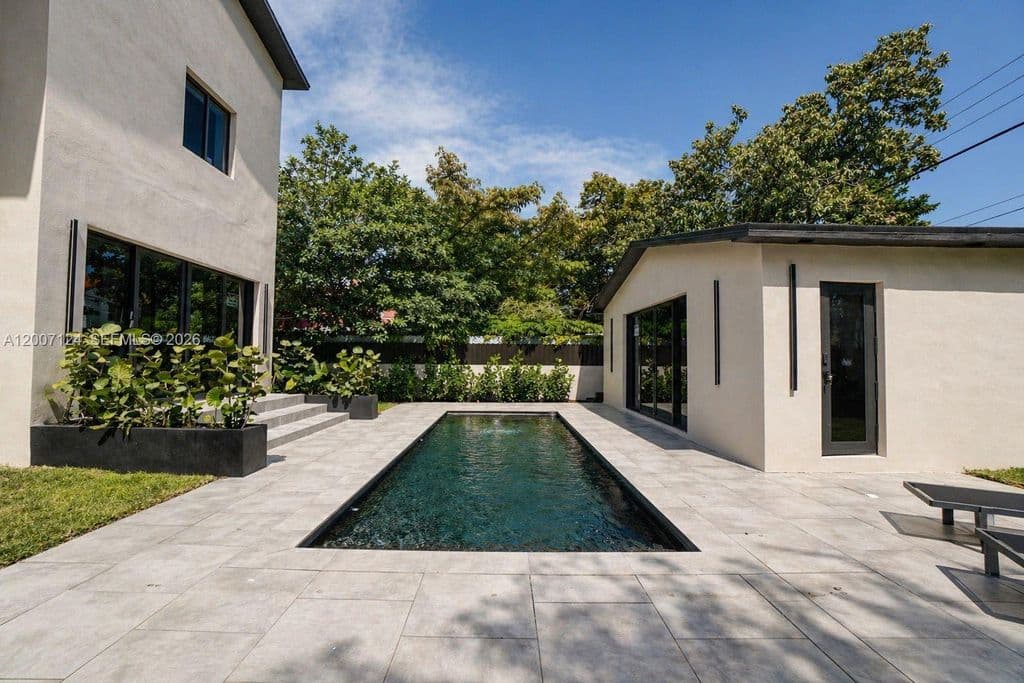 4+1 Müstakil ev — 1820 SW 10th St