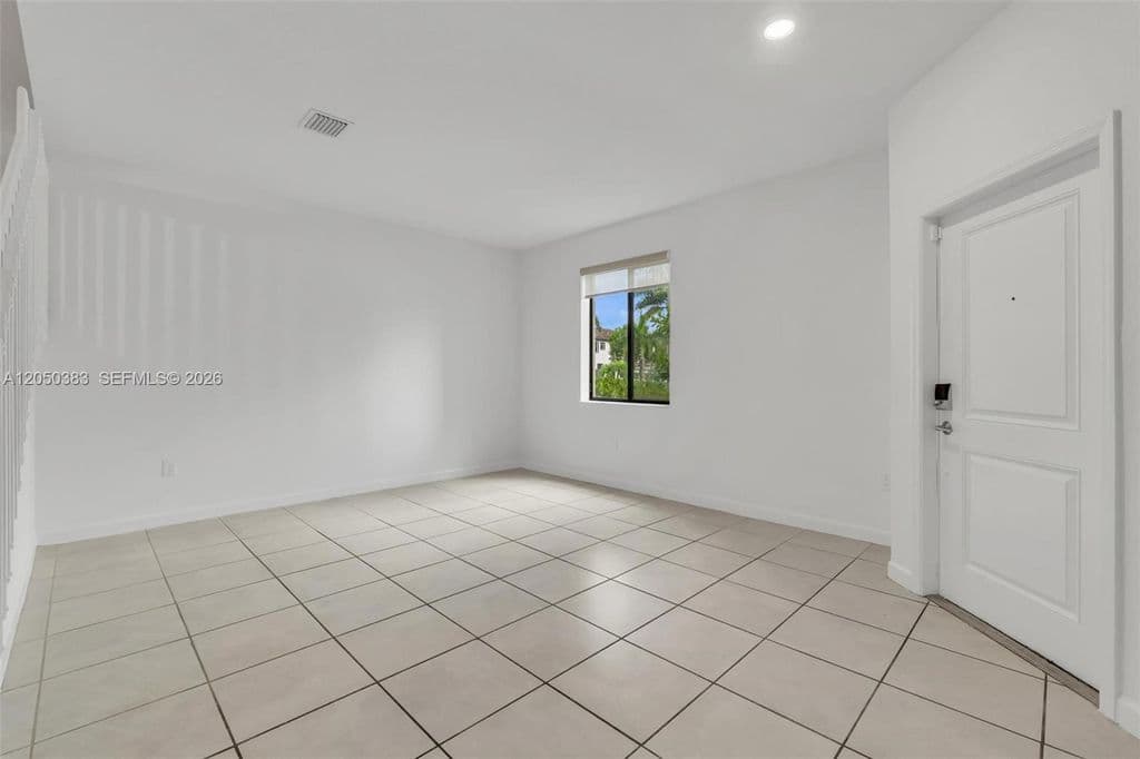 3+1 Mülk — 582 NE 207th St