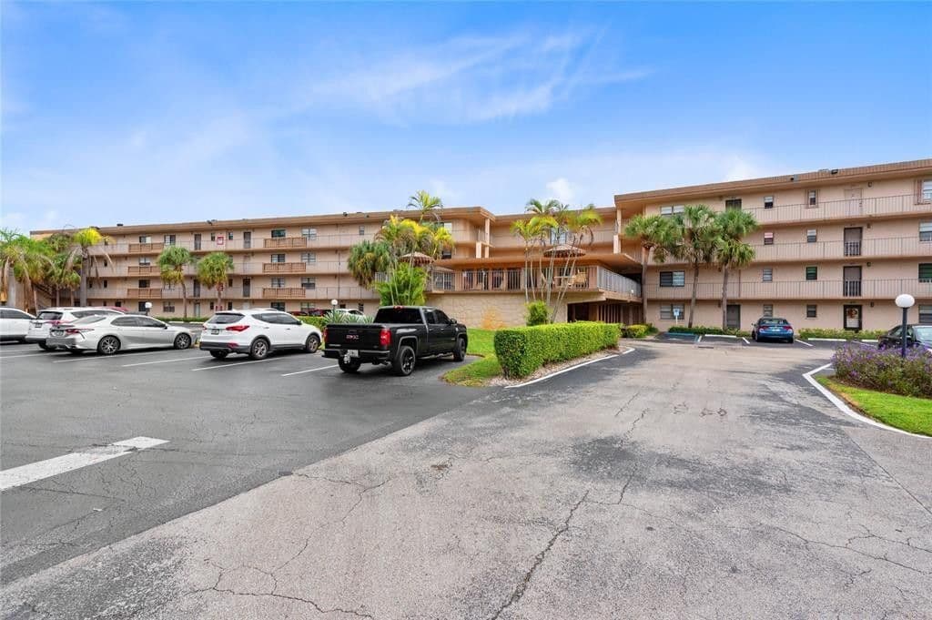 2+1 Condo — 9300 SW 8th Street #422