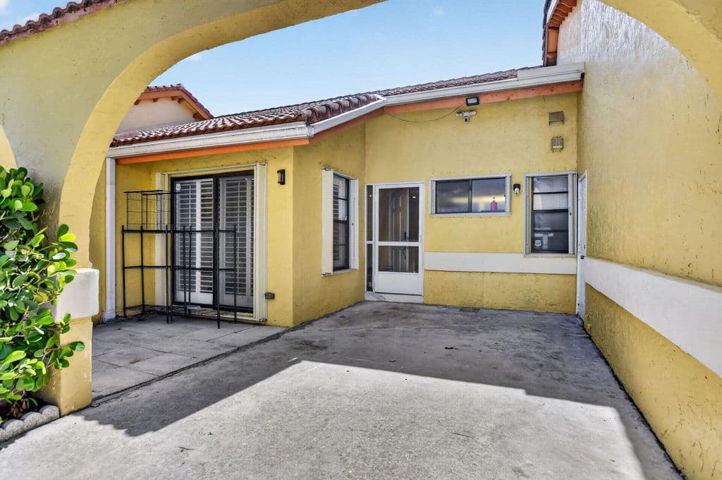 3-bedroom Single-Family Home — 4460 NE 5th Avenue