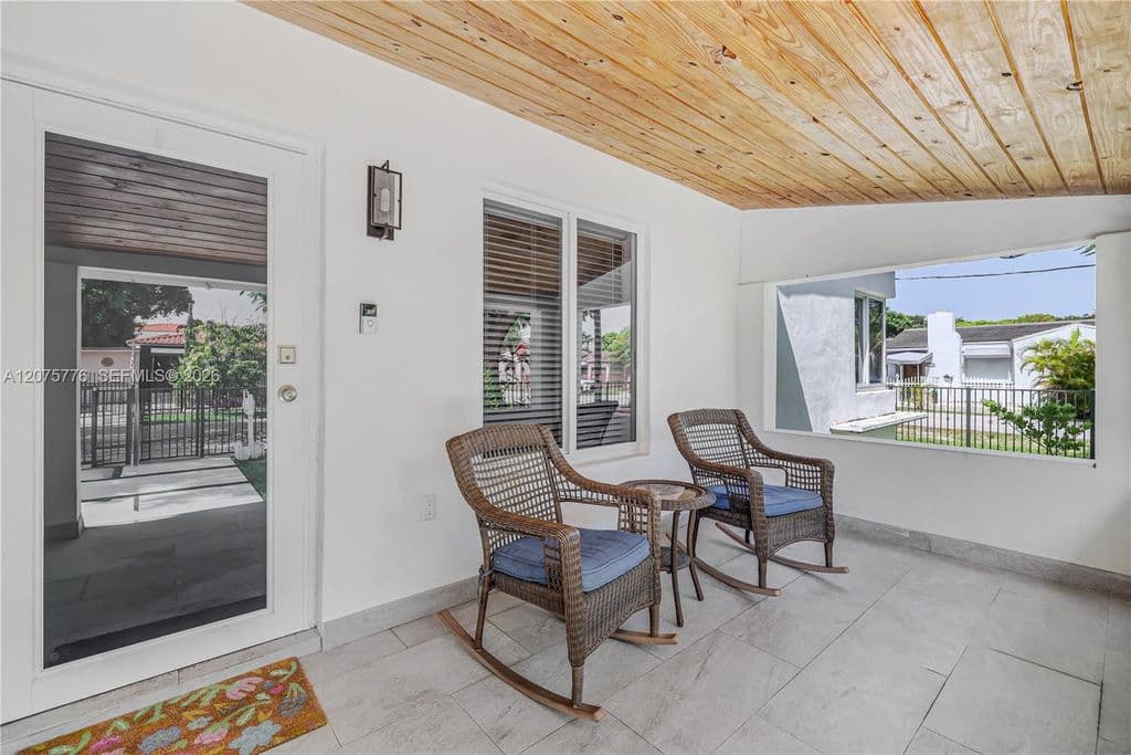 4+1 Müstakil ev — 2801 NW 6th St