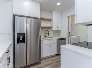 2+1 Condo — 931 NE 199th St APT 201-22, Miami, 33179