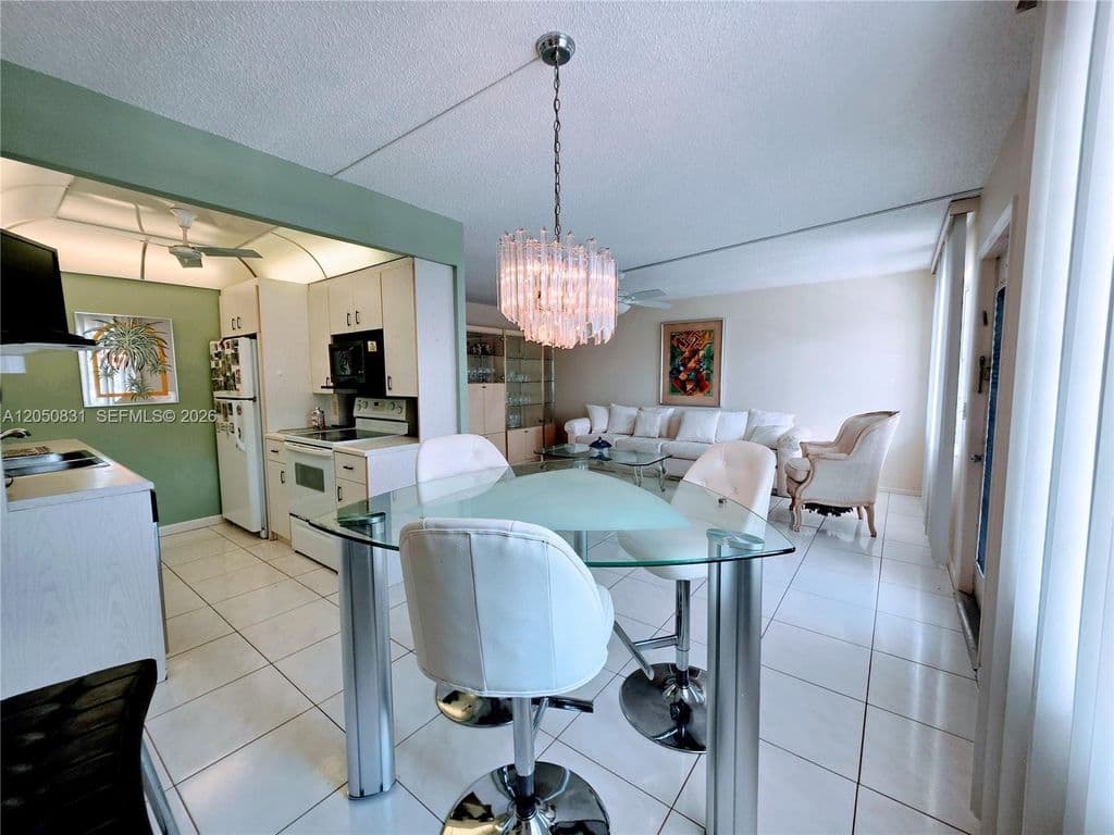 2+1 Condo — 3076 Exeter E #3076