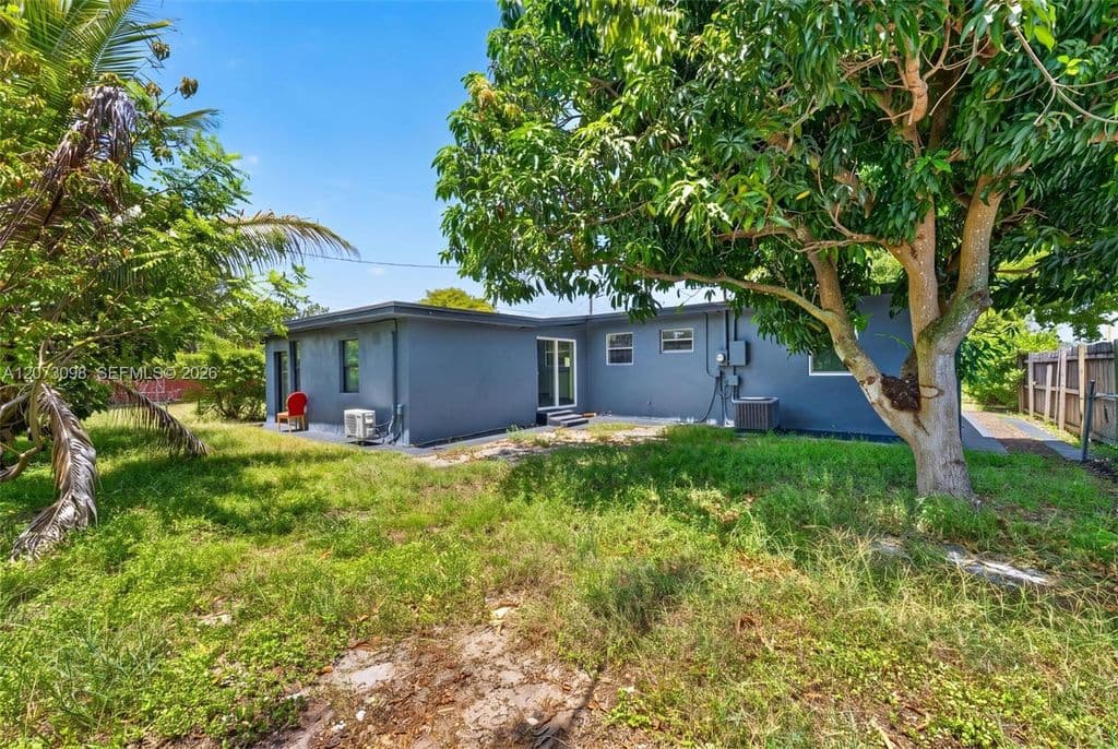 4+1 Müstakil ev — 1616 SW 9th St