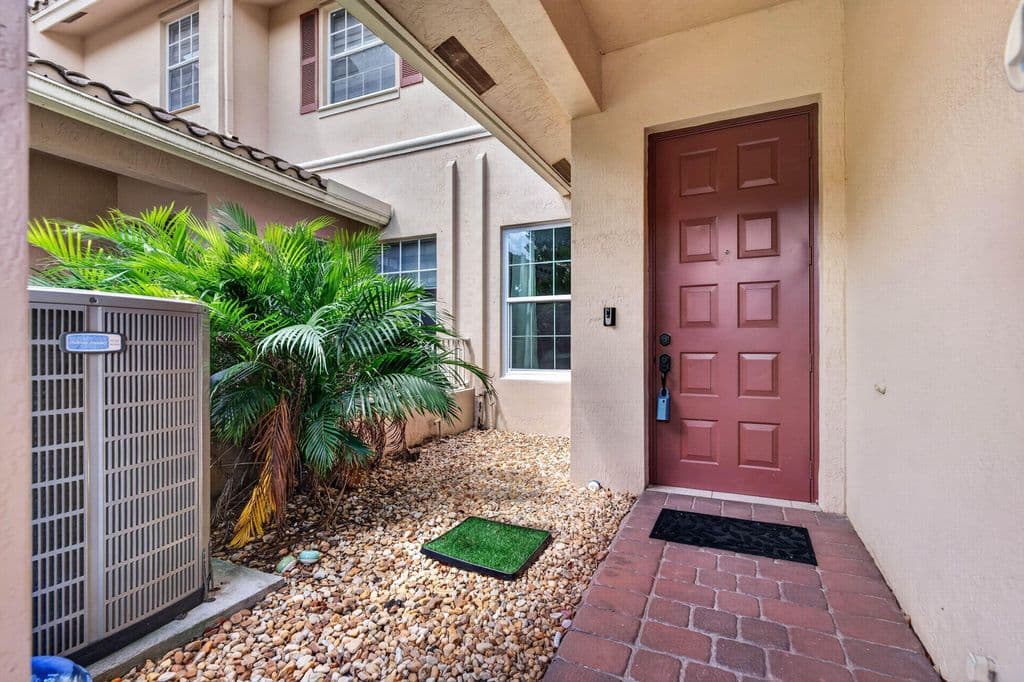 3-bedroom Property — 3355 Lakeside Drive