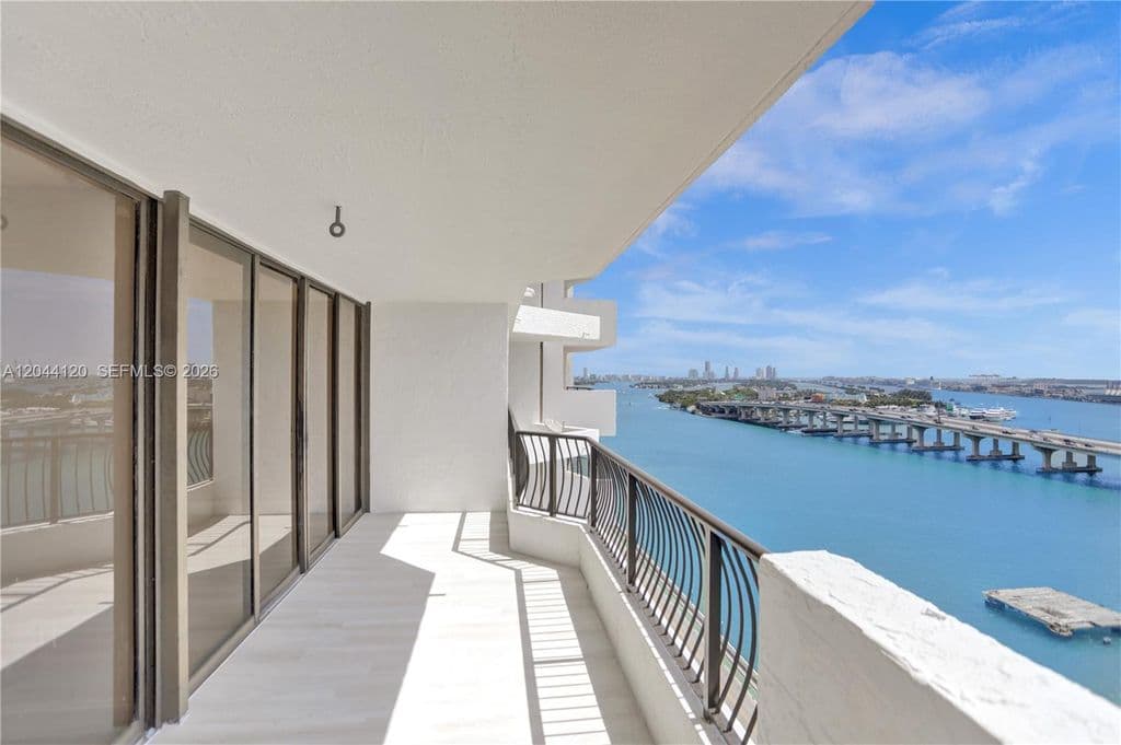 1+1 Condo — 555 NE 15th St APT 20I