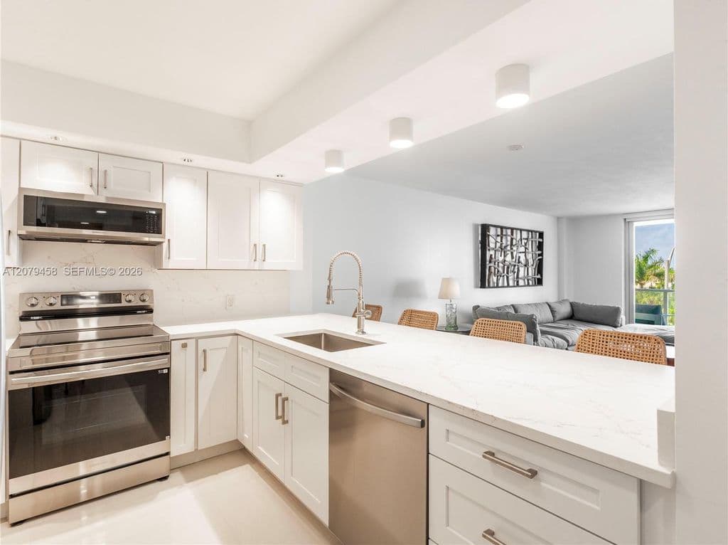 1+1 Condo — 5701 Collins Ave APT 307