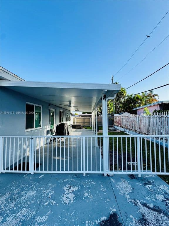 4+1 Müstakil ev — 100 SW 51st Ct