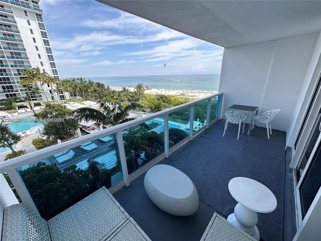 Condo — 2301 Collins Ave APT 611