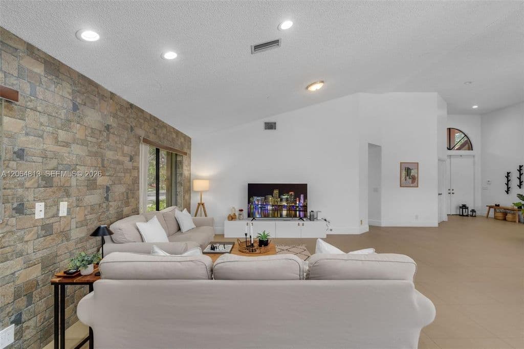 5-bedroom Single-Family Home — 1051 Deerpath Ct