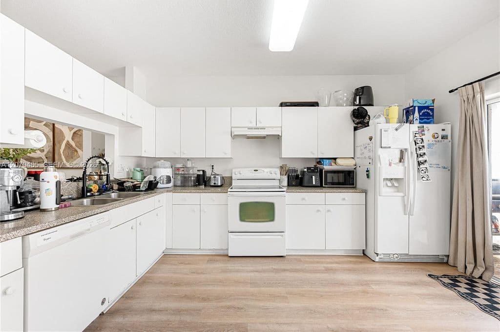 3-bedroom Property — 12877 SW 50th St