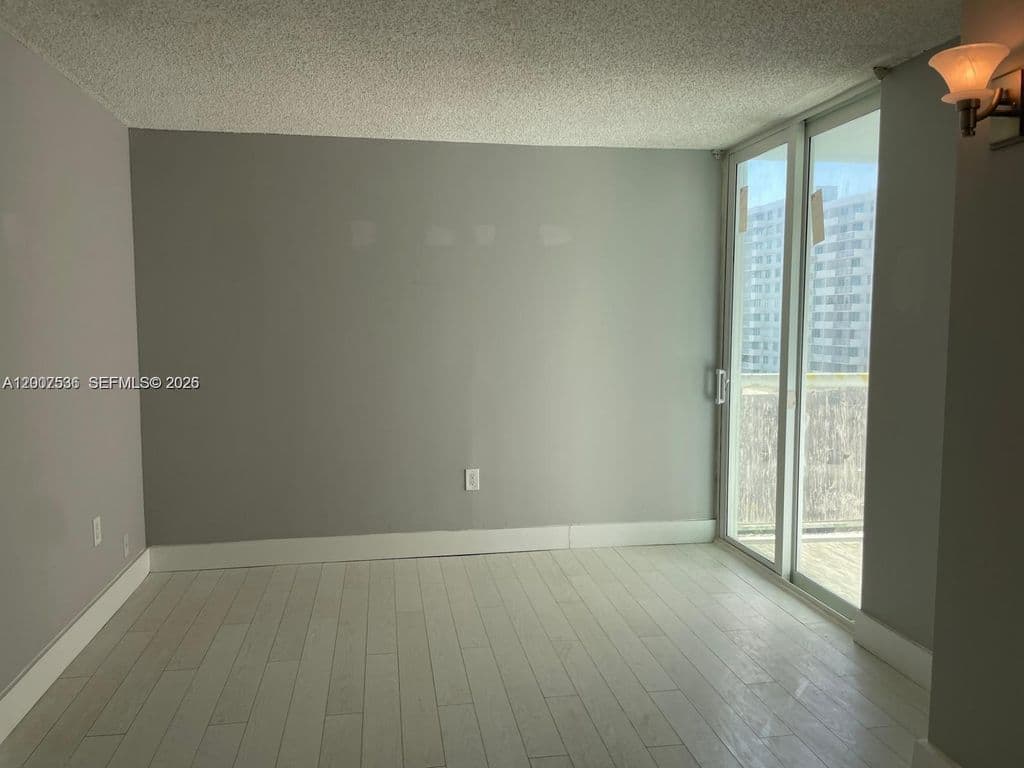 1+1 Condo — 5880 Collins Ave APT 1006