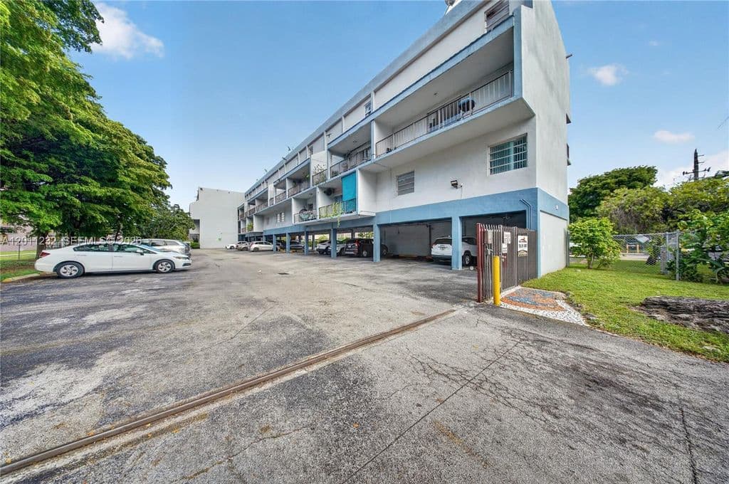 1+1 Condo — 399 NW 72nd Ave APT 209