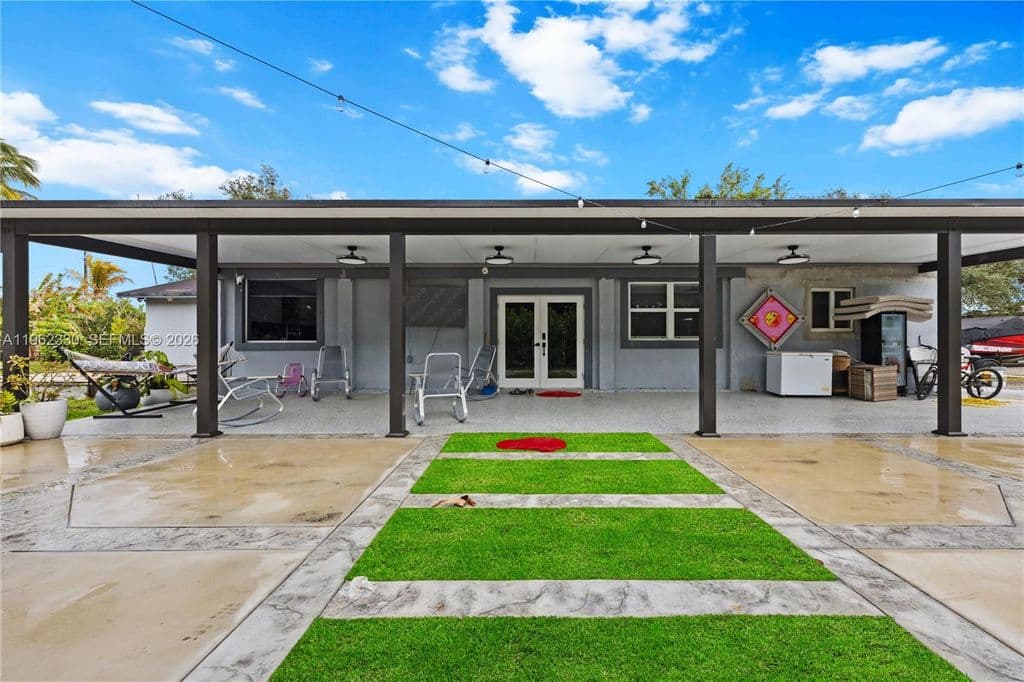 7-bedroom Single-Family Home — 33300 SW 212th Ave