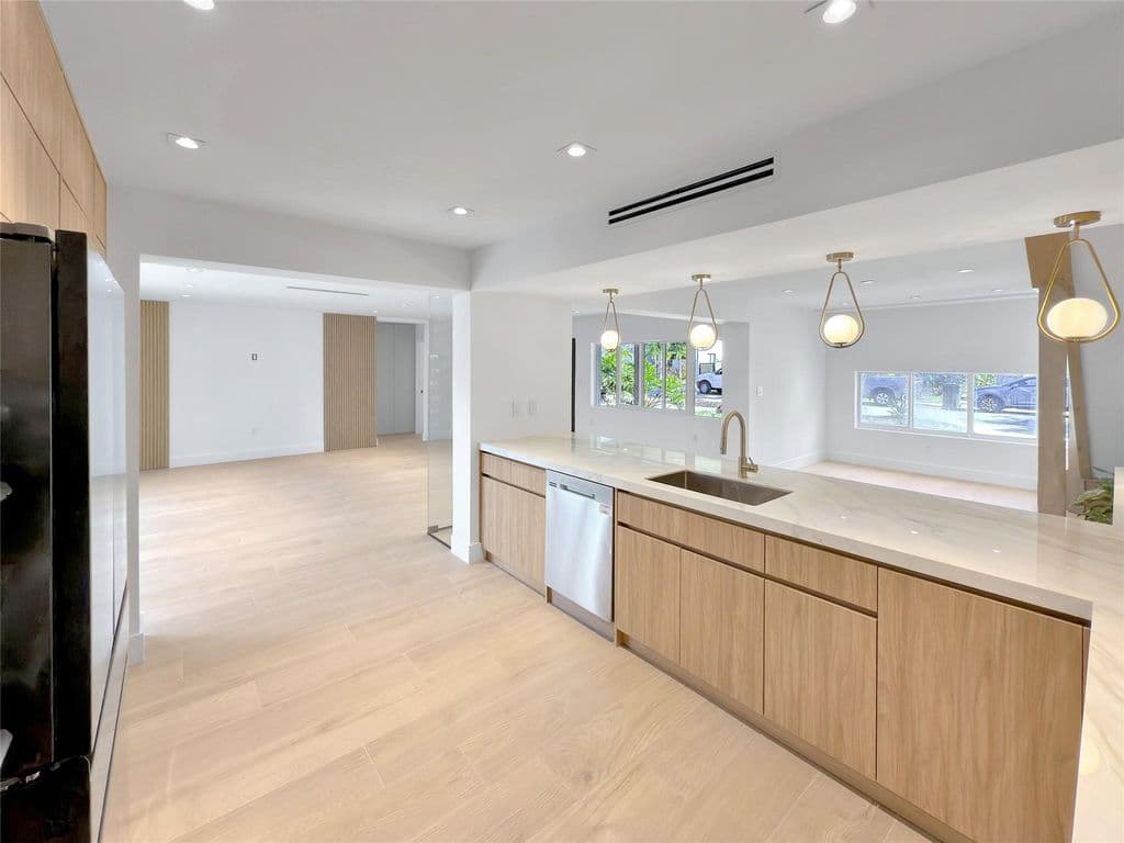 4+1 Müstakil ev — 729 NE 17th Terrace