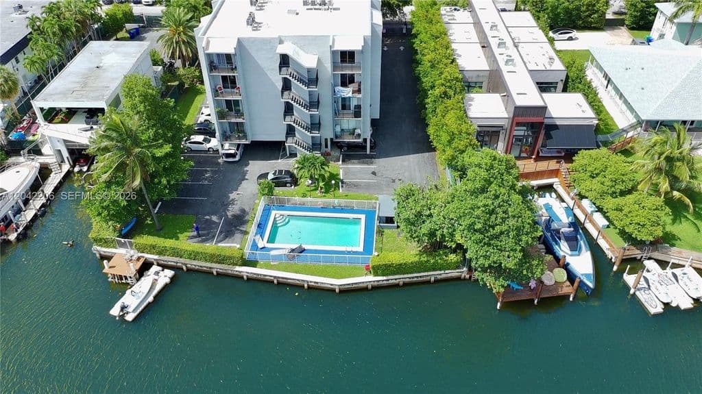 1+1 Condo — 860 NE 78th St APT 303