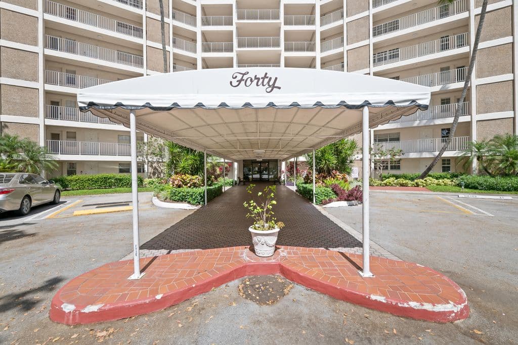 2-bedroom Condo — 3051 N COURSE Drive #211