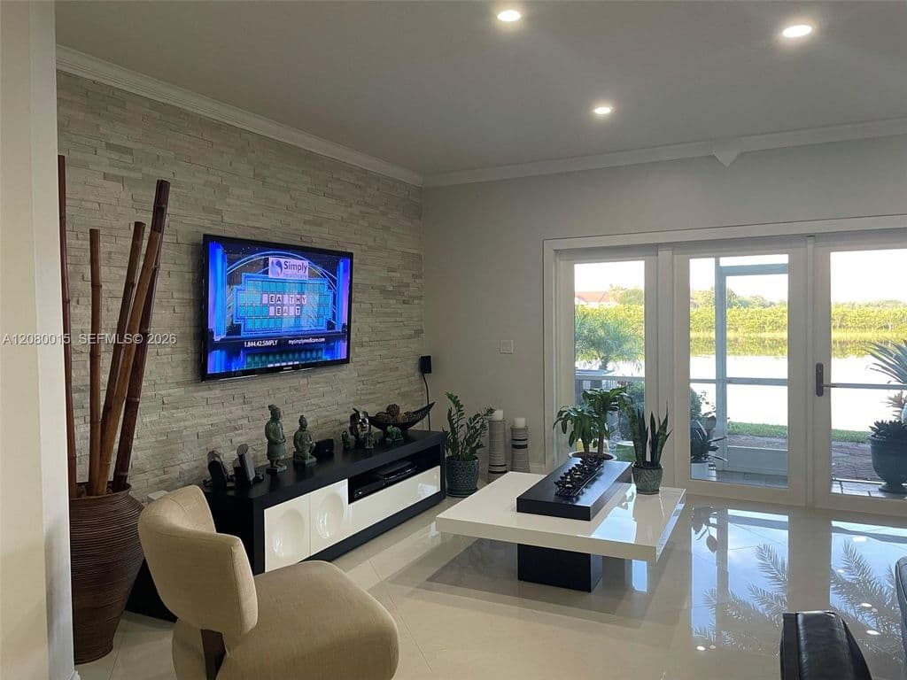 2+1 Mülk — 307 SW 120th Ave