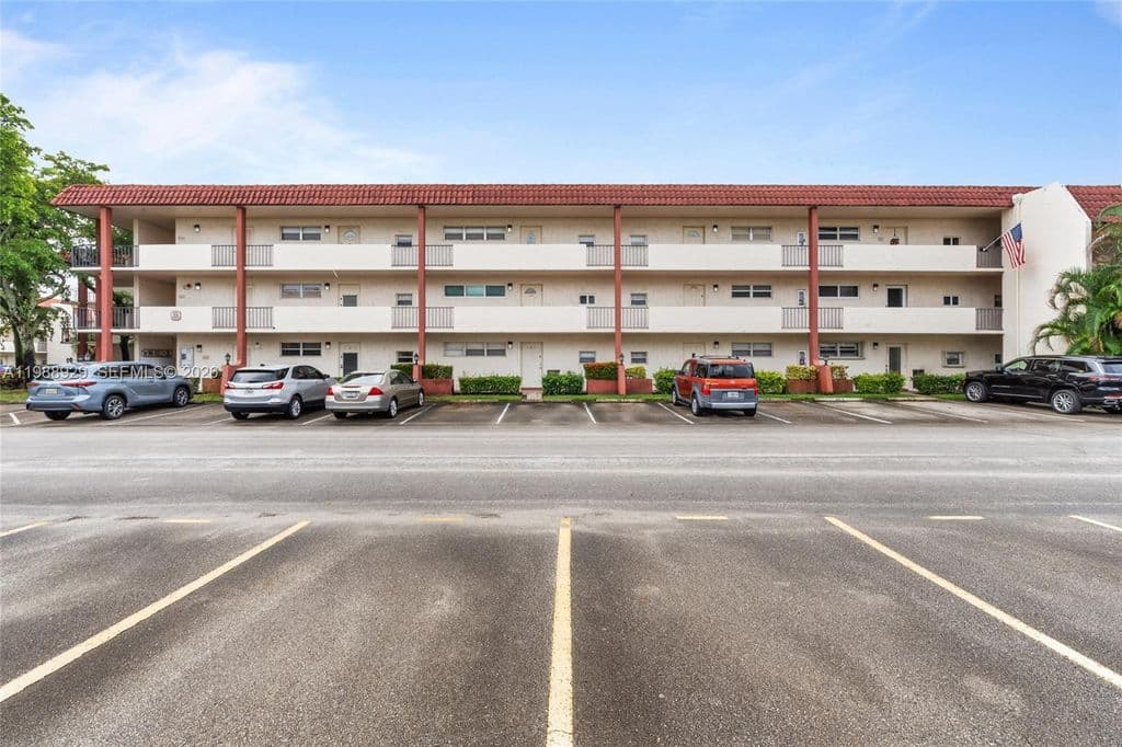 1+1 Condo — 9420 S Hollybrook Lake Dr APT 206