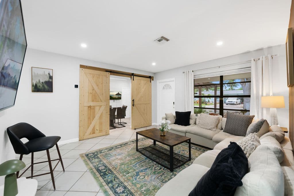 6-bedroom Single-Family Home — 3024 NE 2nd Terrace