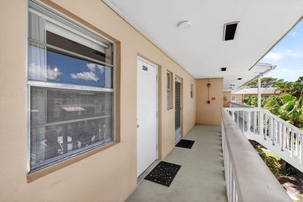 1+1 Condo — 2101 NE 1st Court #204