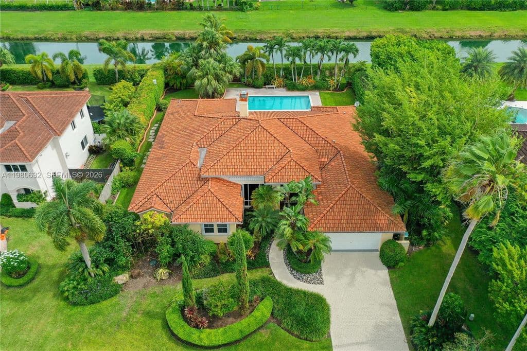 5-bedroom Single-Family Home — 16701 SW 84th Ct