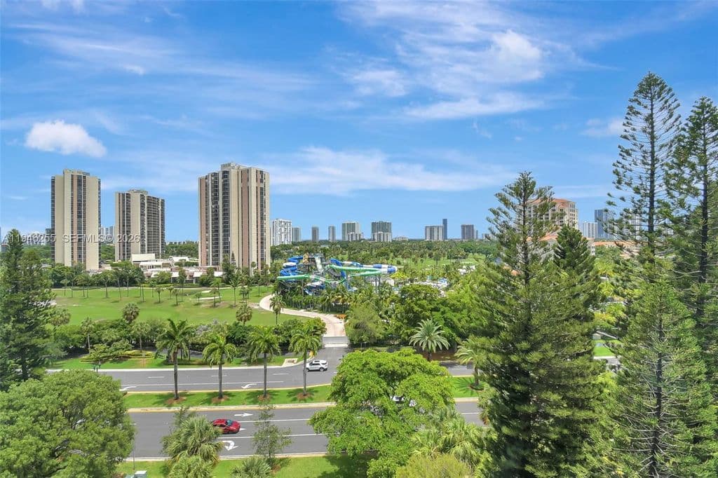 2+1 Condo — 20100 W Country Club Dr APT 1005