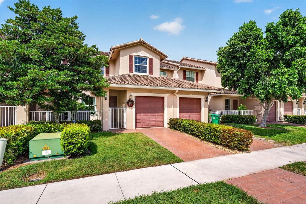 3-bedroom Property — 3355 Lakeside Drive