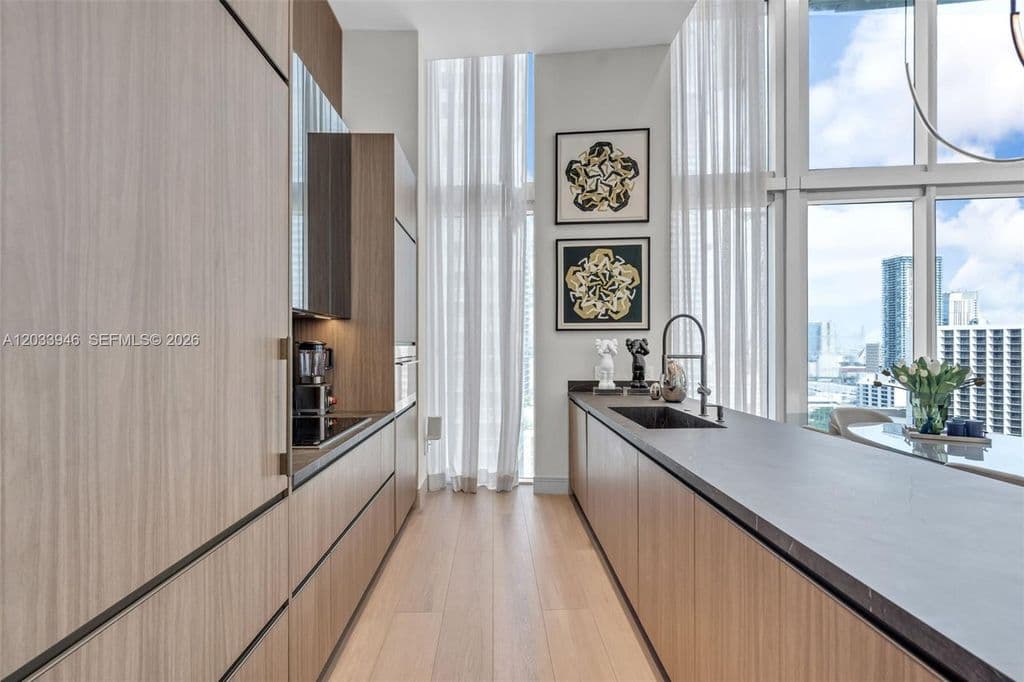 2-bedroom Condo — 475 Brickell Ave APT 2215