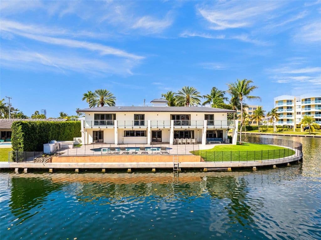 5-bedroom Single-Family Home — 501 Hibiscus Dr