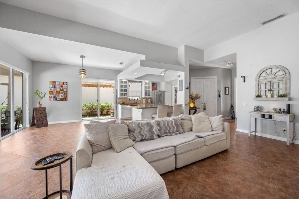 4-bedroom Single-Family Home — 2862 Irma Lake Drive