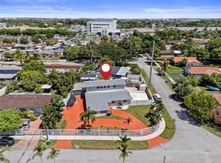 4+1 Müstakil ev — 8241 SW 12th Ter, Miami, 33144