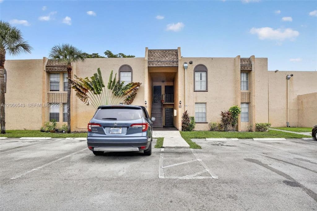 2+1 Condo — 4241 NW 19th St APT 172