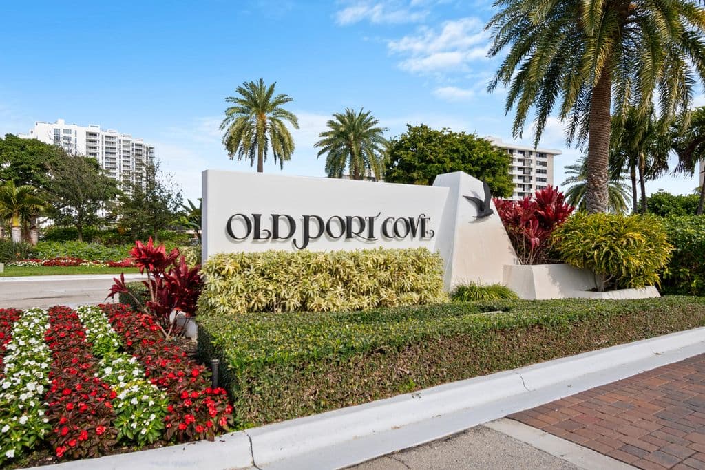 2+1 Condo — 134 Lakeshore Drive #814