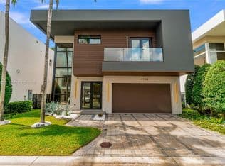 5-bedroom Single-Family Home — 9730 NW 74th Ter, Doral, 33178