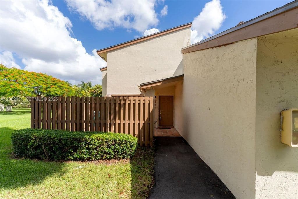 3-bedroom Condo — 11411 SW 109th Rd #50Y