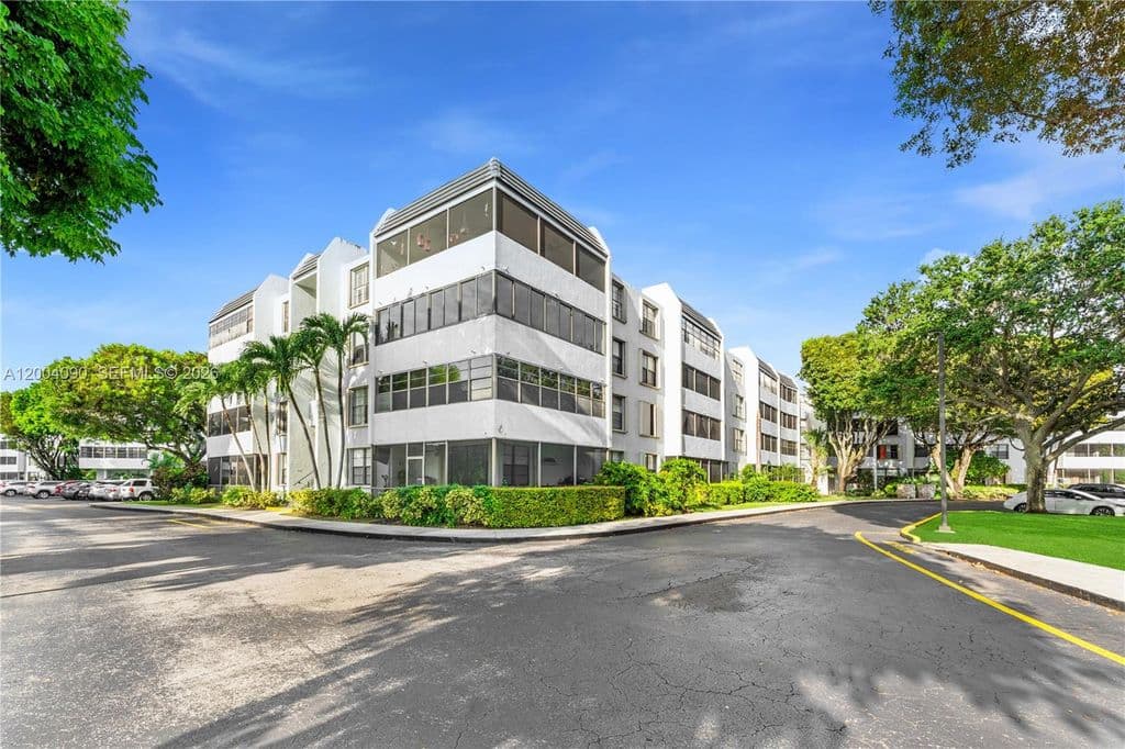 2+1 Condo — 10852 N Kendall Dr #312