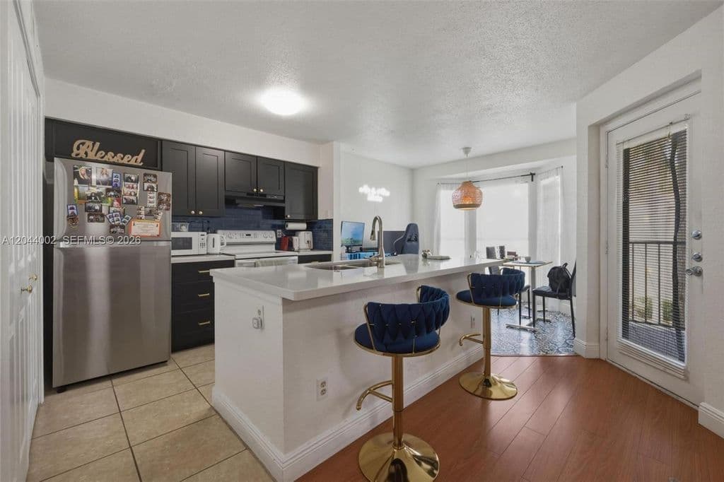 1-bedroom Condo — 977 Riverside Dr Unit 220