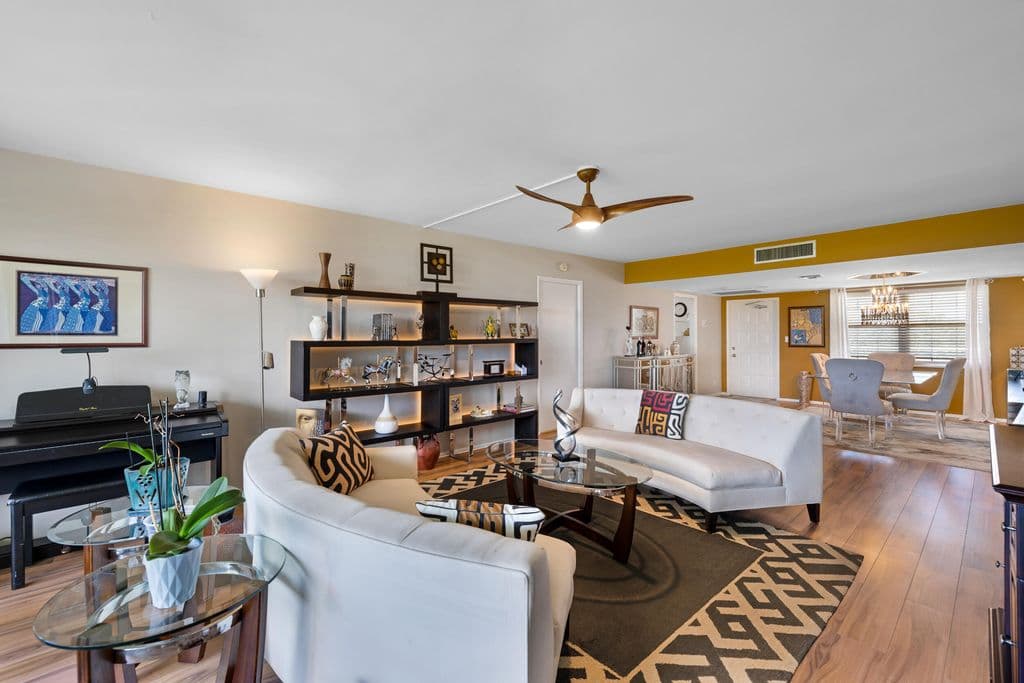 3-bedroom Condo — 3960 Oaks Clubhouse Drive #504