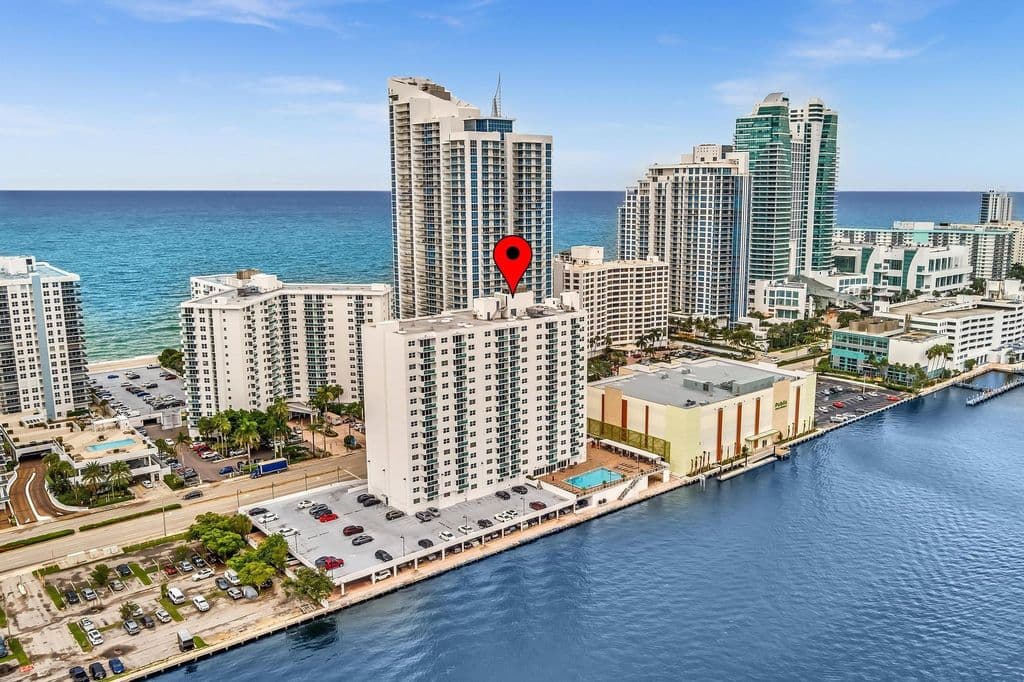 1+1 Condo — 3000 S Ocean Drive #714