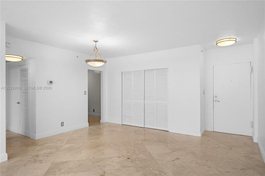 1+1 Condo — 3001 S Ocean Dr APT 1439